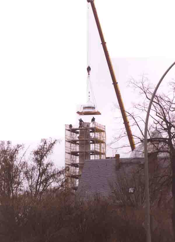 Cupola being lowered on top of the minaret (1)